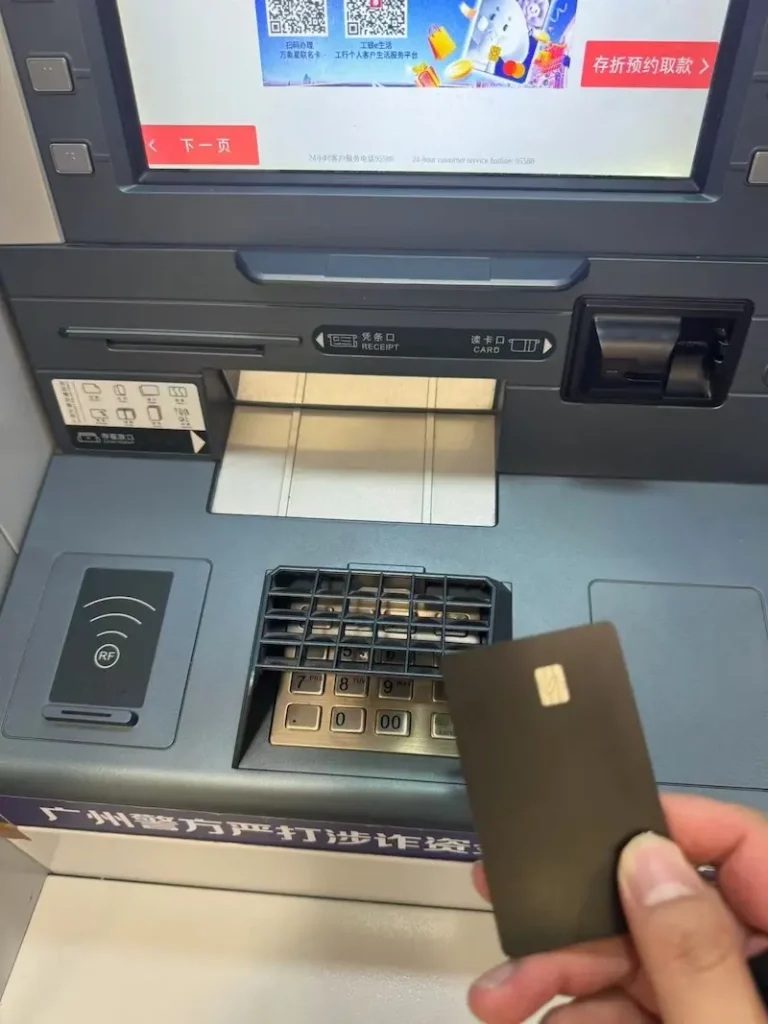 Cash App卡外观及卡面信息(卡号、有效期、CVV安全码示例) 2025年最新Cash App实体借记卡高清实拍图,支持中国ATM取款